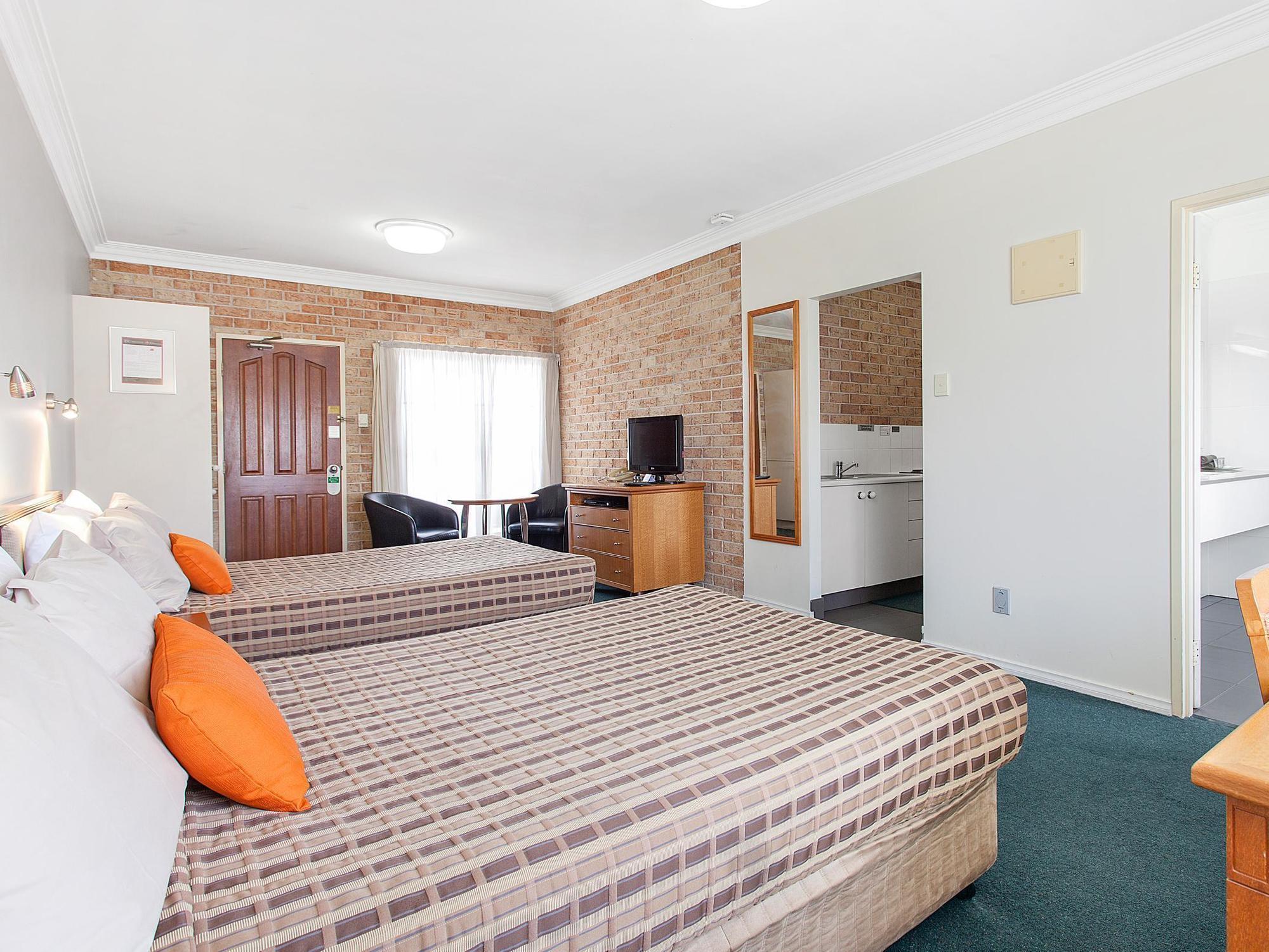 Coopers Colonial Motel 3*