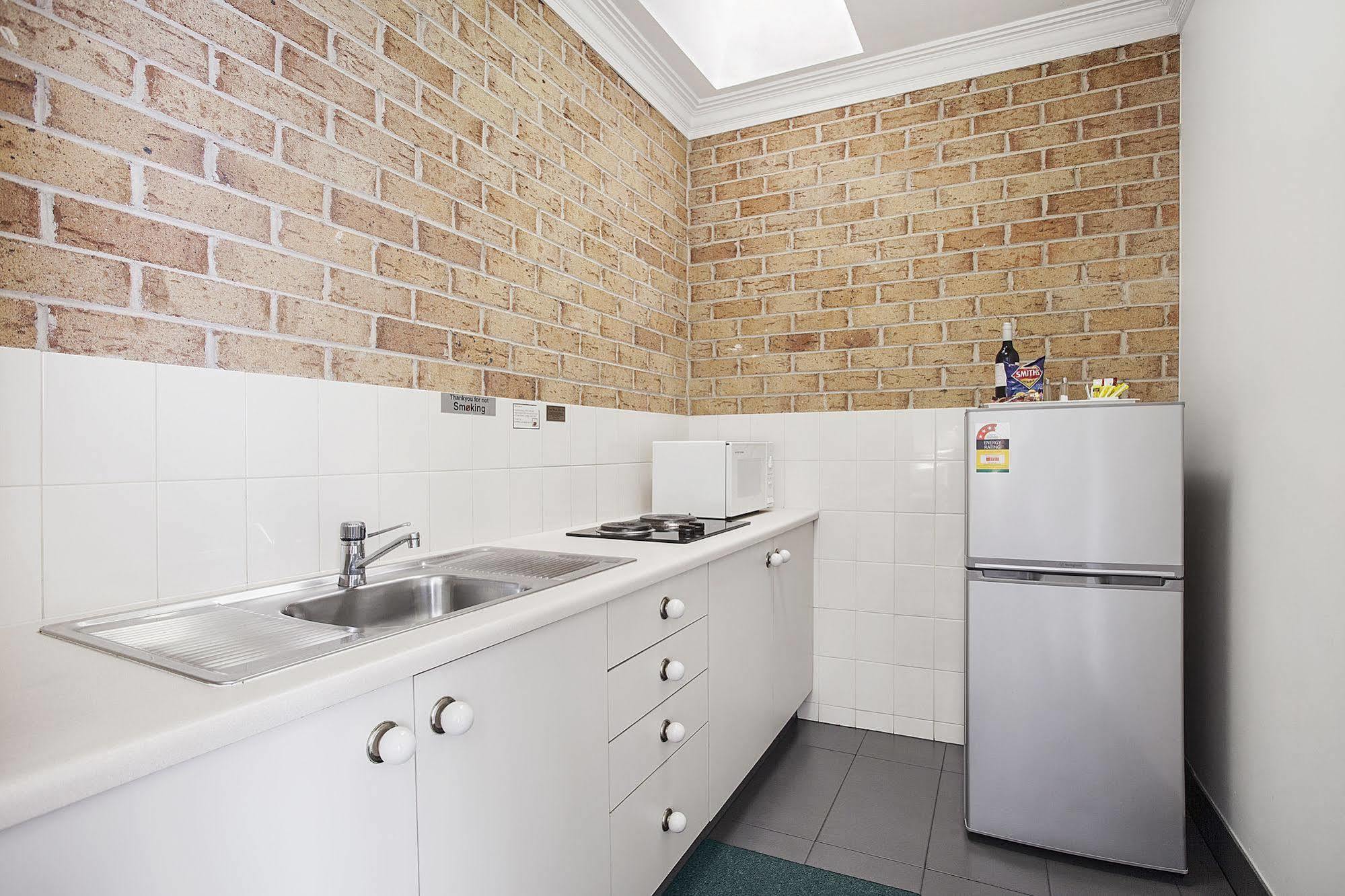 Coopers Colonial Motel 3*